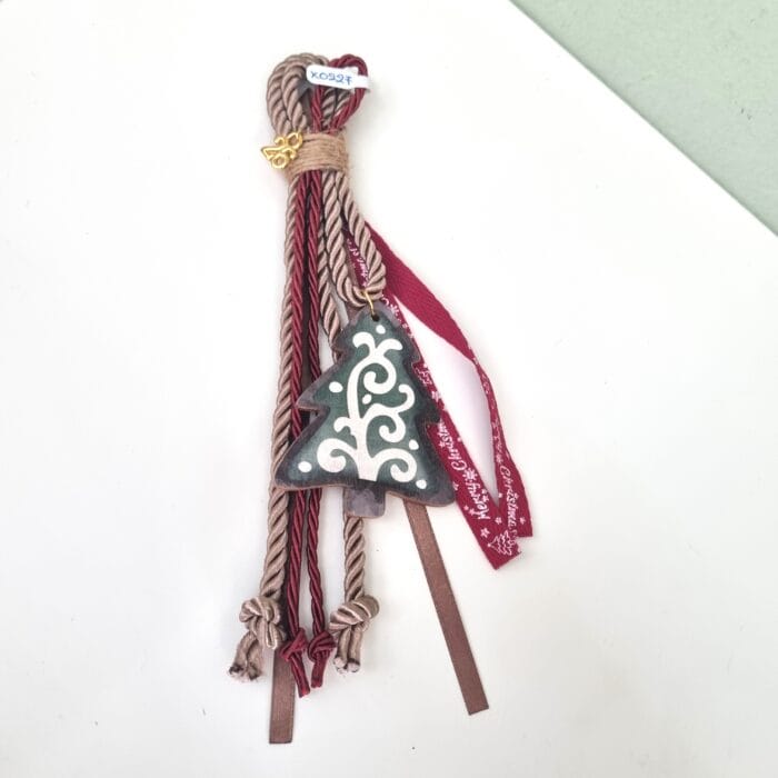 Κρεμαστό Γούρι 2026 - Χριστουγεννιάτικο Δέντρο με μπρονζέ και κόκκινο κορδόνι - Image 1