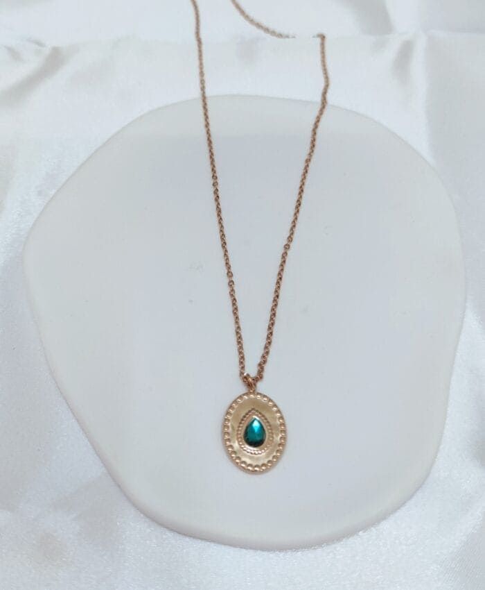 Ατσάλινο κολιέ με οβάλ στοιχείο με πράσινο στρας - Image 1