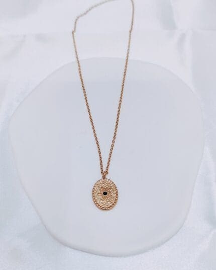 Ατσάλινο κολιέ με οβάλ ανάγλυφο στοιχείο με μαύρο στρας