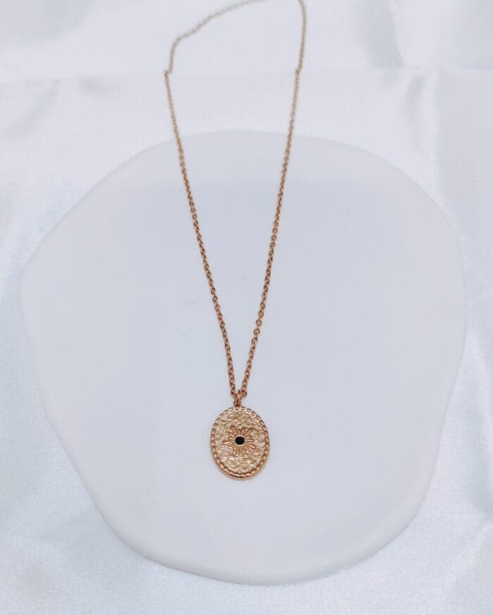 Ατσάλινο κολιέ με οβάλ ανάγλυφο στοιχείο με μαύρο στρας - Image 1