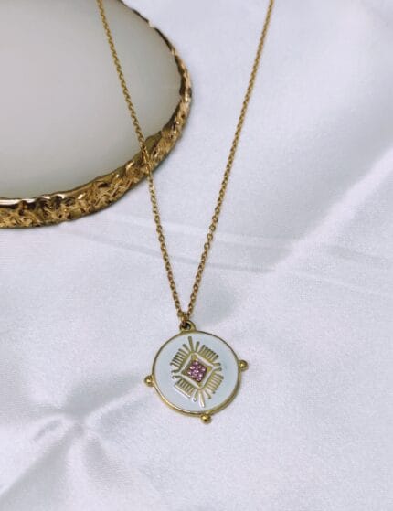 Ατσάλινο κολιέ με στρόγγυλο στοιχείο με άσπρο σμάλτο και ροζ στρας