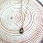 Κολιέ δάκρυ με δίχρωμο σμάλτο - Image 2