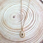 Κολιέ δάκρυ με δίχρωμο σμάλτο