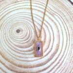 Κολιέ με ορθογώνιο στοιχείο με δίχρωμο σμάλτο