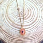 Κολιέ με στρόγγυλο στοιχείο με δίχρωμο σμάλτο