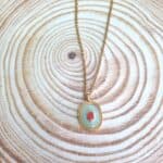 Κολιέ με στρόγγυλο στοιχείο με δίχρωμο σμάλτο - Image 4