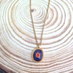 Κολιέ με στρόγγυλο στοιχείο με δίχρωμο σμάλτο - Image 3