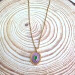 Κολιέ με στρόγγυλο στοιχείο με δίχρωμο σμάλτο - Image 2