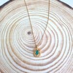 Κολιέ με κρεμαστό στοιχείο με σμάλτο