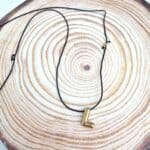 Μακρύ κολιέ με ατσάλινο μονόγραμμα L