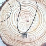 Μακρύ κολιέ με ατσάλινο μονόγραμμα Μ