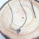 Μακρύ κολιέ με ατσάλινο μονόγραμμα Ρ