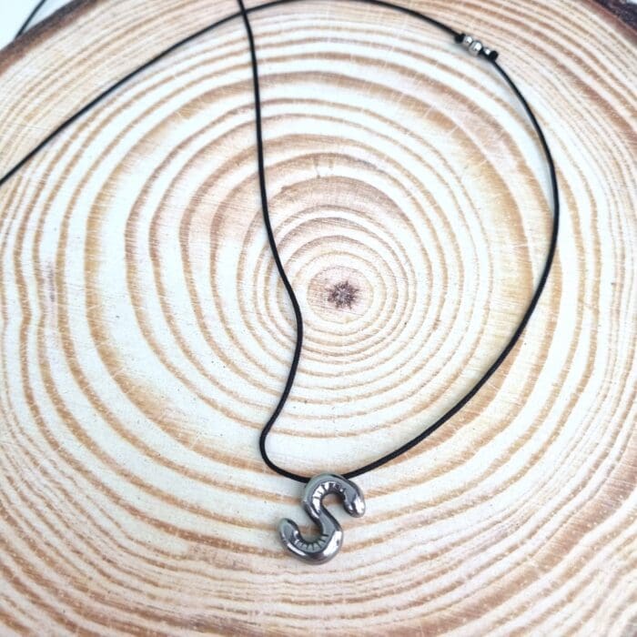 Μακρύ κολιέ με ατσάλινο μονόγραμμα S - Image 2