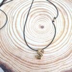 Μακρύ κολιέ με ατσάλινο μονόγραμμα S