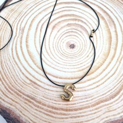 Μακρύ κολιέ με ατσάλινο μονόγραμμα S