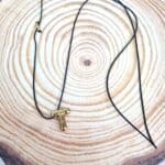 Μακρύ κολιέ με ατσάλινο μονόγραμμα Τ - Image 2