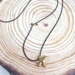 Μακρύ κολιέ με ατσάλινο μονόγραμμα Χ