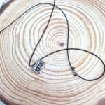 Μακρύ κολιέ με ατσάλινο μονόγραμμα Β