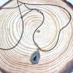 Μακρύ κολιέ με ατσάλινο στοιχείο