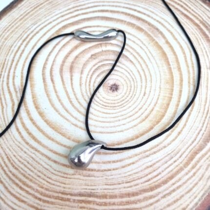 Μακρύ κολιέ με ατσάλινη ασημί σταγόνα