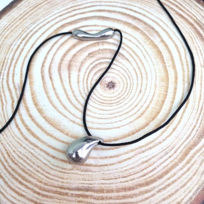 Κ46 Μακρύ κολιέ με ατσάλινη ασημί σταγόνα - Image 1