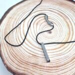 Μακρύ κολιέ με ατσάλινη ράβδο - Image 2