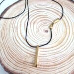 Μακρύ κολιέ με ατσάλινη ράβδο