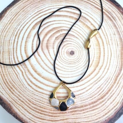 Μακρύ κολιέ με ατσάλινο στοιχείο