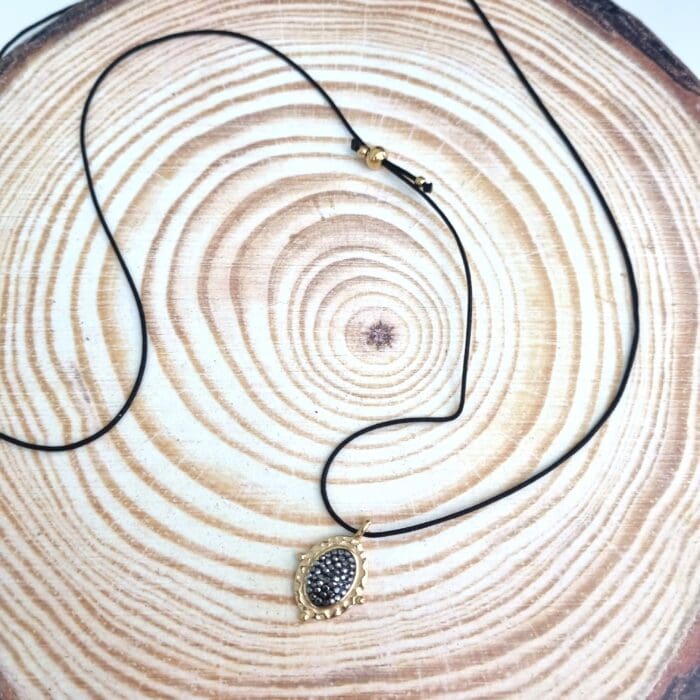 Μακρύ κολιέ με ατσάλινο οβάλ στοιχείο με μαύρα στρας - Image 1