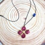 Μακρύ κολιέ με ατσάλινο μπορντό λουλούδι - Image 2