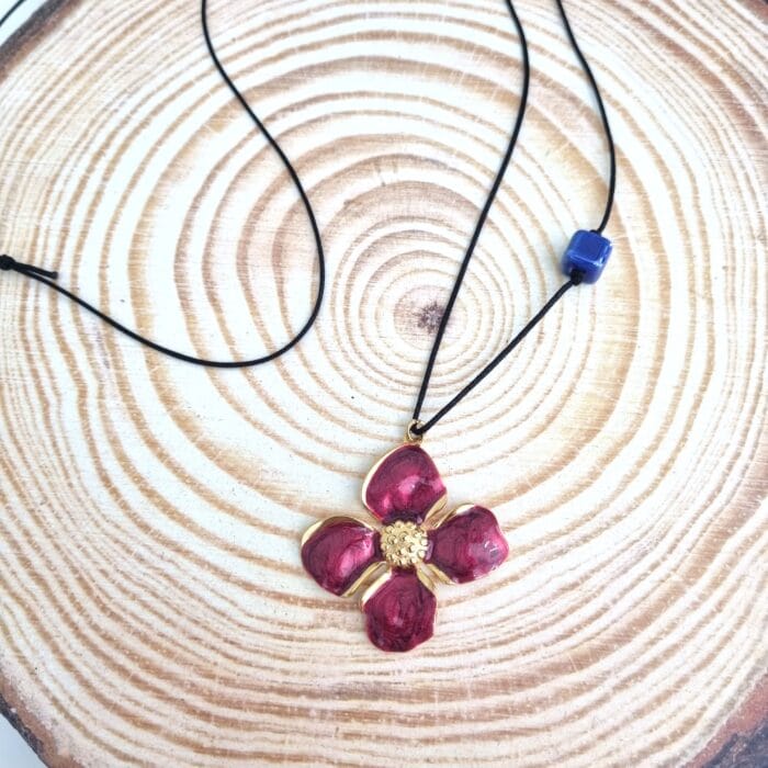 Μακρύ κολιέ με ατσάλινο μπορντό λουλούδι - Image 2