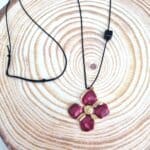 Μακρύ κολιέ με ατσάλινο μπορντό λουλούδι