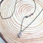 Μακρύ κολιέ με ατσάλινη ανάγλυφη σταγόνα - Image 2