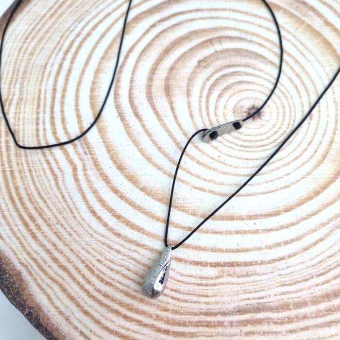 Μακρύ κολιέ με ατσάλινη ανάγλυφη σταγόνα - Image 2