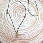 Μακρύ κολιέ με ατσάλινη ανάγλυφη σταγόνα