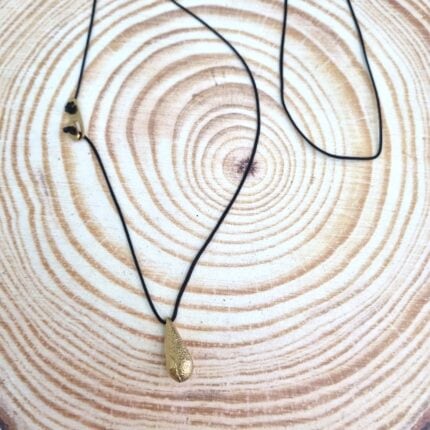 Μακρύ κολιέ με ατσάλινη ανάγλυφη σταγόνα