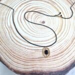 Μακρύ κολιέ με ατσάλινο οβάλ στοιχείο με ημιπολύτιμη πέτρα