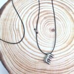 Μακρύ κολιέ με ατσάλινο μονόγραμμα Ε