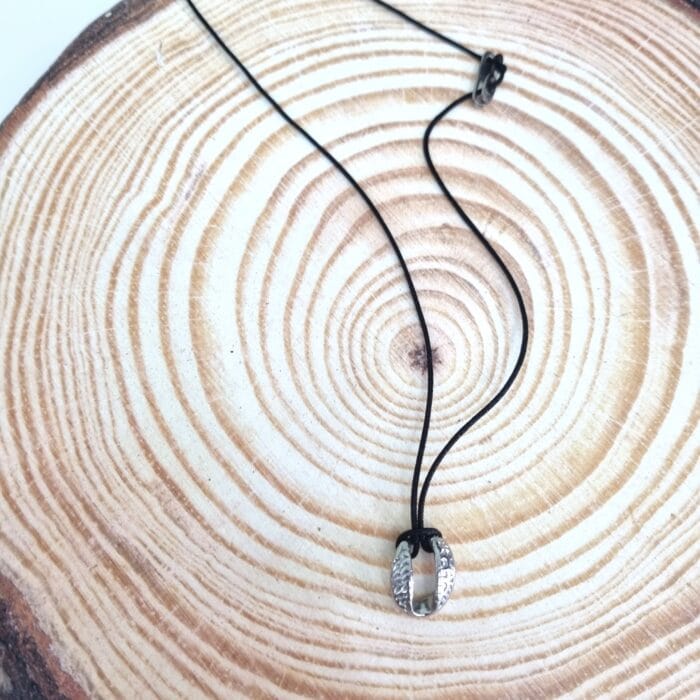 Μακρύ κολιέ με ατσάλινο ασημί στοιχείο - Image 1