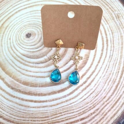 Κρεμαστά σκουλαρίκια με γαλάζιο κρύσταλλο